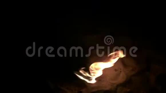 晚上在海滩录像剪辑上篝火视频的预览图