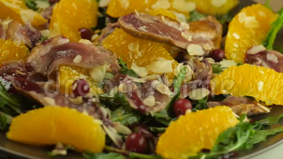 沙拉与片果酱叶莴苣坚果葡萄干和片猿和甜瓜西班牙菜视频的预览图