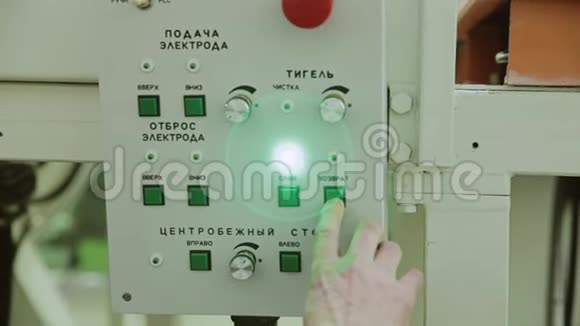 工人按下工厂机器控制面板上的按钮视频的预览图
