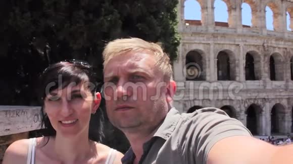 高加索夫妇用手机在美丽的欧洲古城美景上自拍视频的预览图