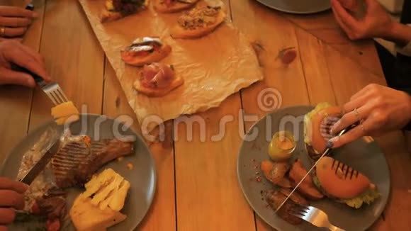 有食物和果汁的桌子吃饭的人的手假日家庭会议视频的预览图