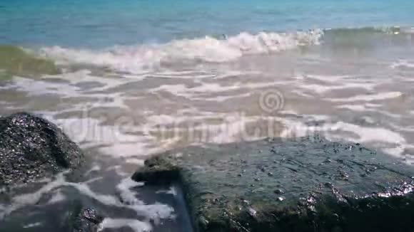 岩石海滩上的波浪和泡沫视频的预览图