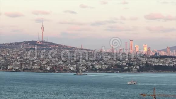 电视塔在伊斯坦布尔通过博斯普鲁斯从Bosphorus看到伊斯坦布尔和电视塔视频的预览图