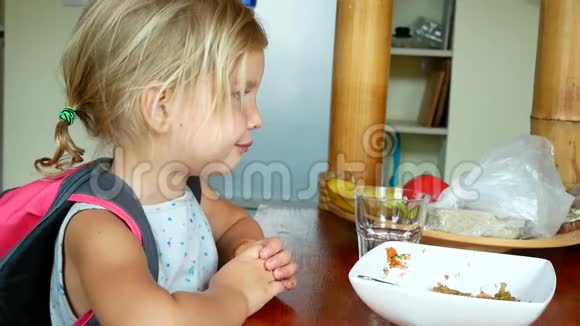 小女孩吃饭的侧面视频的预览图