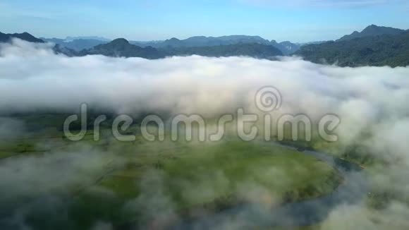 云层覆盖着山谷河流和奇异的山丘在天空中视频的预览图