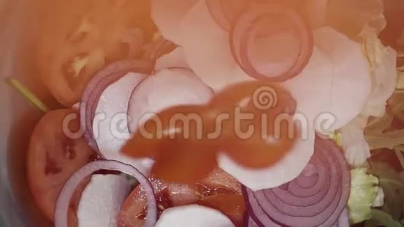 辣椒片落在洋葱番茄卷心菜和上视频的预览图