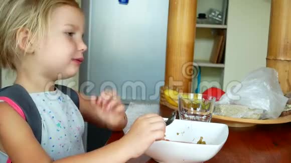 小女孩吃饭的侧面视频的预览图