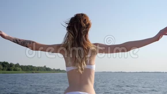 乘游艇度假进入夏季后景女孩穿着泳装举手视频的预览图