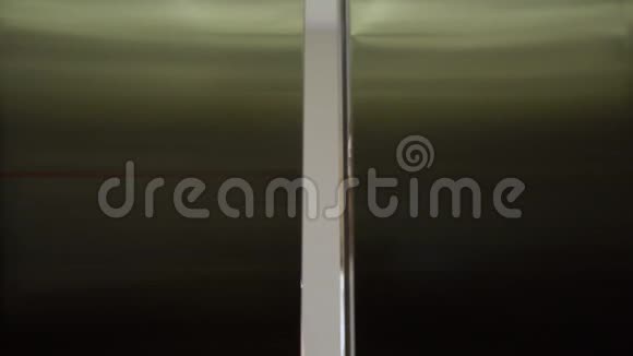 电梯门打开里面的人看到一个年轻的女人她对他微笑视频的预览图