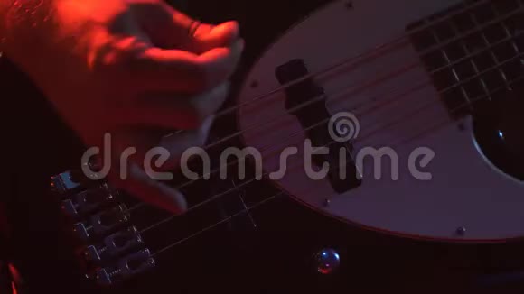 低音吉他手在舞台上演奏低音吉他视频的预览图