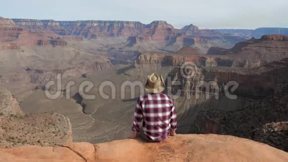 独坐深渊边望大峡谷美景视频的预览图