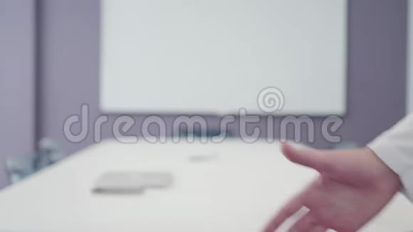 两名年轻商人4K无法辨认的特写镜头的三种握手方式视频的预览图