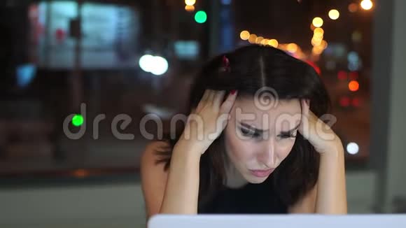 女经理厌倦了在笔记本电脑上工作头痛视频的预览图