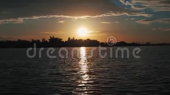从摩托艇上看黎明时非洲美丽的海洋景观地平线上的小村庄和森林视频的预览图
