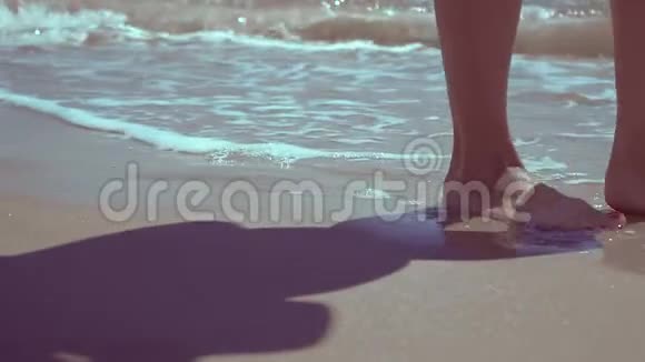 女人沙滩和大海上的腿视频的预览图