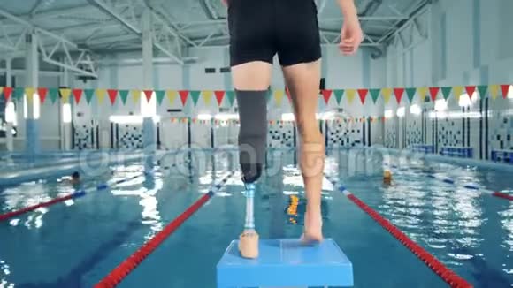 男性游泳运动员带腿假体后视视频的预览图