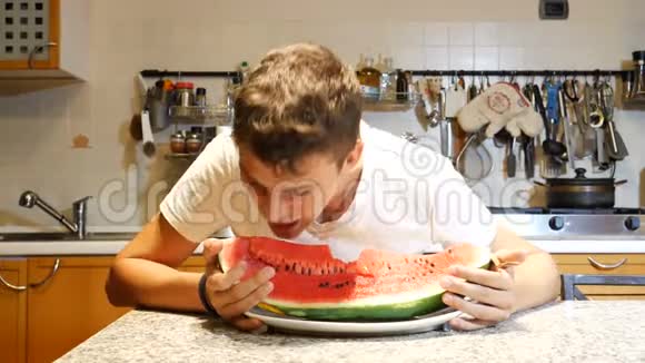 男少年在家吃西瓜视频的预览图