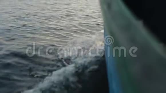 清晨非洲美丽的海洋景观船和人腿的侧视图视频的预览图