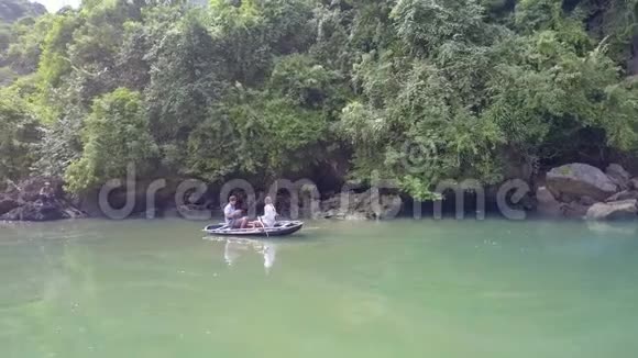 女孩划船船过湖岸到水坝与道路在旅游场所视频的预览图