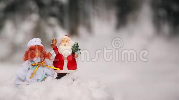 玩具圣诞老人和雪少女组成的珠宝高清视频的预览图