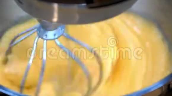 搅拌机搅拌鸡蛋和奶酪视频的预览图