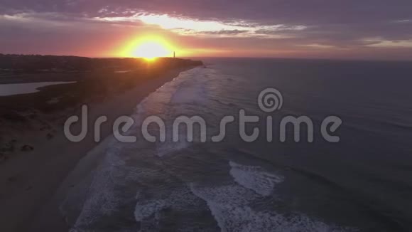 大海洋路分裂点灯塔附近的空中镜头视频的预览图