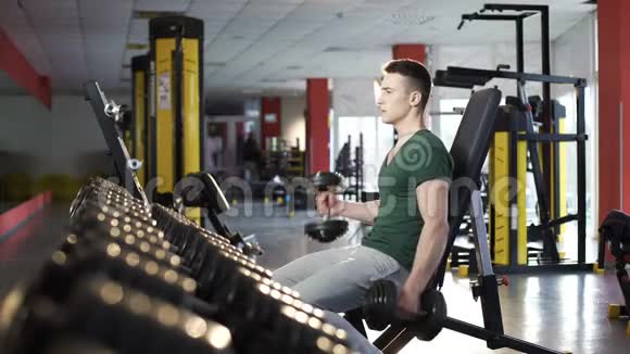 帅哥在健身房做哑铃运动锻炼肌肉视频的预览图