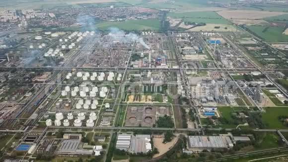 炼油厂的空中全景图视频的预览图
