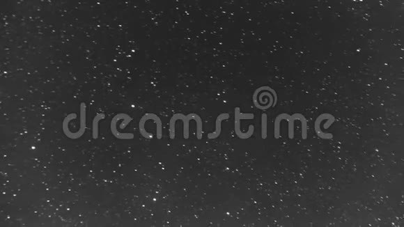 黑色晴朗夜空与星星的时间流逝视频的预览图