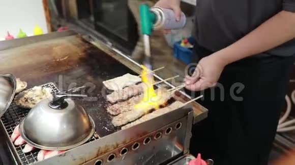 日本大阪街头美食牛肉烧烤视频的预览图