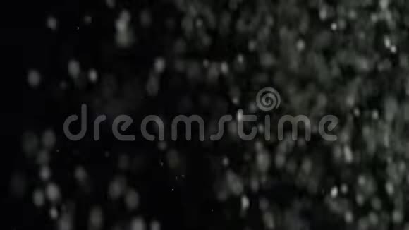 模糊的白色闪闪发光的粒子在黑色背景上的特写视图库存录像孤立于黑色视频的预览图