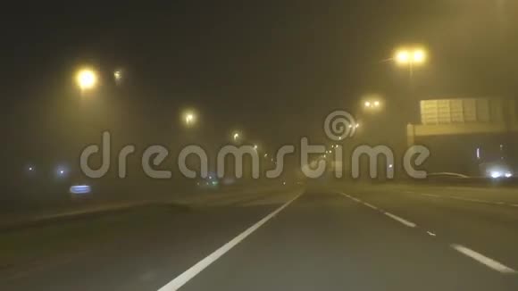 晚上高速公路上有雾视频的预览图