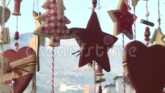 克里斯马斯市场风中的圣诞装饰视频的预览图