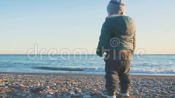 一岁婴儿的生活方式那个男孩在日落时跑到海里假日概念视频的预览图