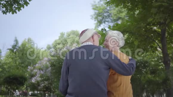 在公园里坐在长凳上的一对成熟的情侣画像成年妇女和老人在一起投标关系视频的预览图
