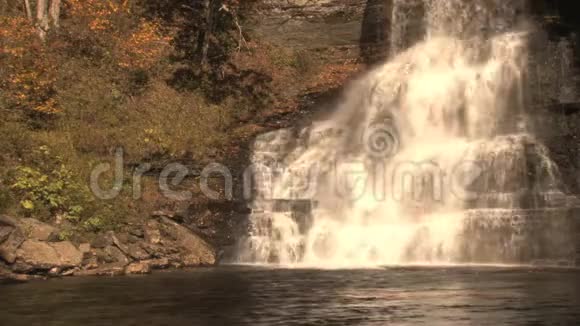 水落在岩石上视频的预览图