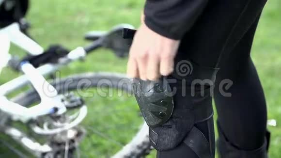 膝盖保护在近距离视频的预览图