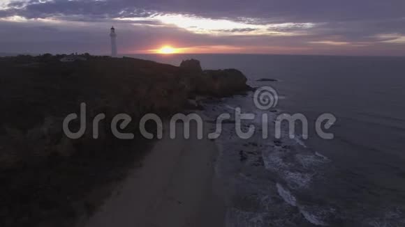 大海洋路分裂点灯塔附近的空中镜头视频的预览图