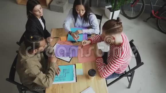 多民族同事组成的创业团队五个人一起坐在办公室的桌子上视频的预览图