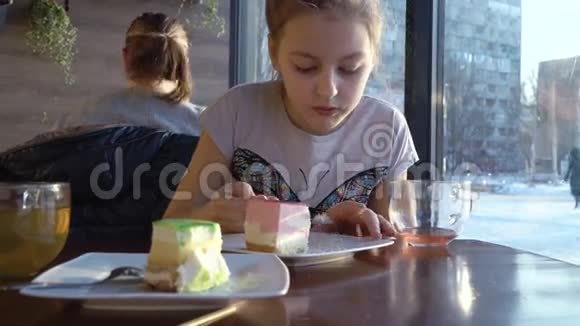 在咖啡馆里吃糖果的女孩视频的预览图