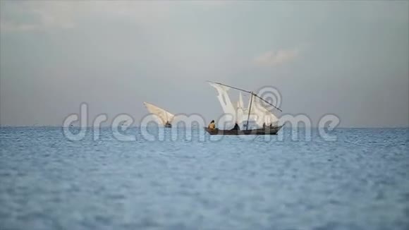 海滨和渔民的美丽景观在海洋中工作的非洲男性帆船当地的生意视频的预览图