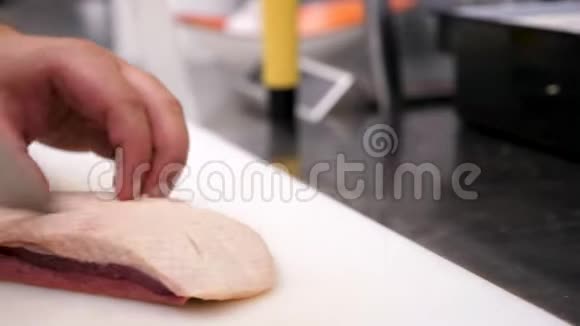 用刀切鸭胸肉紧紧抓住厨师的手视频的预览图