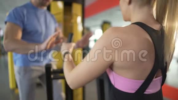 私人教练鼓励顾客鼓励她继续锻炼视频的预览图