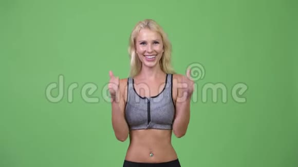 年轻快乐的美女竖起大拇指兴奋地准备去健身房视频的预览图