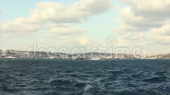 船漂浮在城市背景的海湾里黄金之角的船只流动视频的预览图