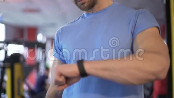一名男子在训练后查看他的健身应用程序查看进度和结果视频的预览图