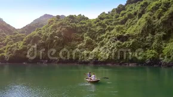 联合国教科文组织遗产湾在湖上的一对船帆视频的预览图