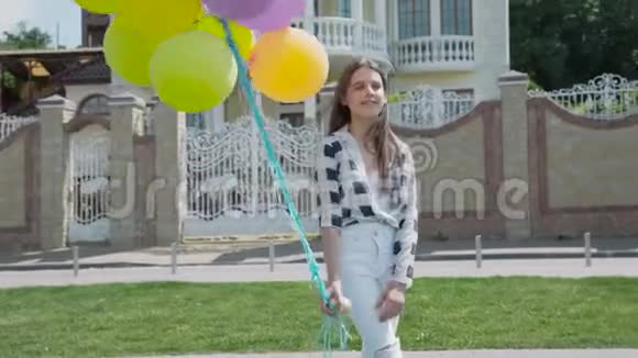 快乐女孩与气球在室外镜头的肖像视频的预览图