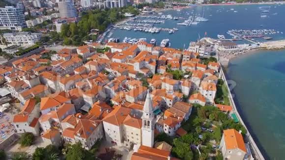 黑山布达瓦古城塔和码头鸟瞰图2视频的预览图