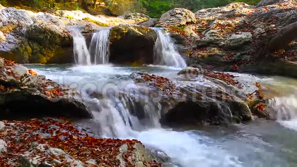 秋天在这美丽的山景中一条河流过岩石视频的预览图
